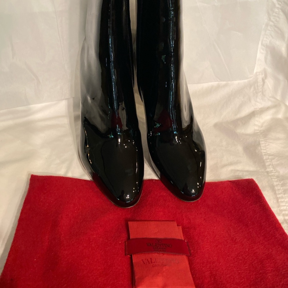 Valentino Garavani Glossy Black Patent Leather Heeled Boots - Picture 2 of 6